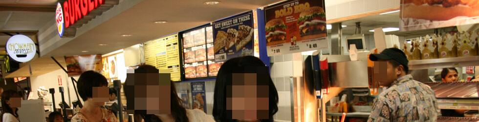 ハワイのダニエル・K・イノウエ国際空港の食事ができる場所とラウンジの場所と営業時間について教えます